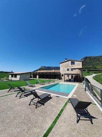 Casa rural para 25 personas, con piscina además de jardín y vistas en Aviá