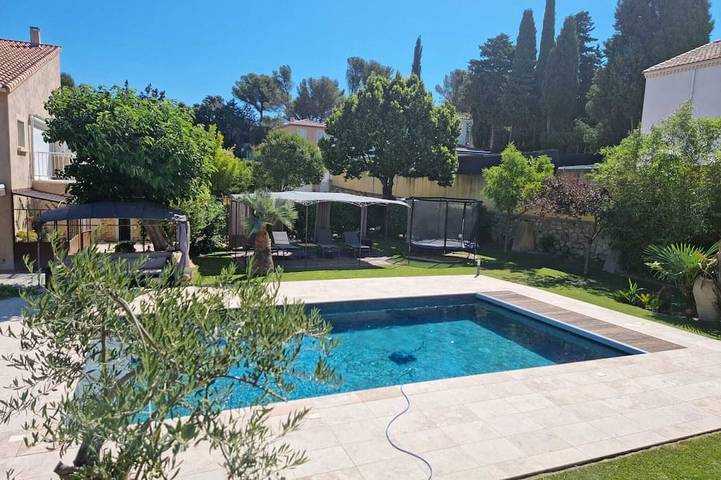 Entire apartment, Apartment - top of villa, located on 1st floor, in Saint-Mitre-les-Remparts, Mediterranean Coast (France)