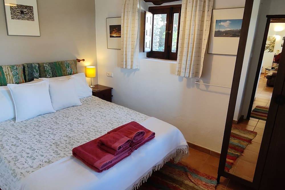 Apartamento entero, Alojamiento rural con suntuosos jardines y magníficas vistas panorámicas. in Pórtugos, Provincia de Granada
