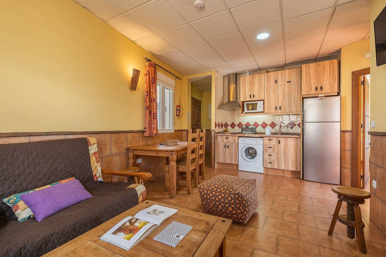 Apartamento entero, Apartamento 'Postero' con vistas a la montaña, balcón y Wi-Fi in Jérez del Marquesado, Geoparque de Granada