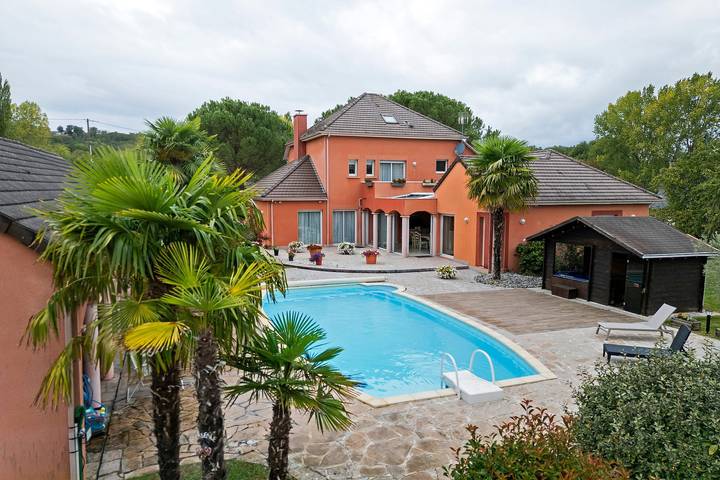 Chambre d’hôtes « La Coloniale - Ivoire » avec piscine privée, Wi-Fi et climatisation in Varetz, Région de Brive-la-Gaillarde