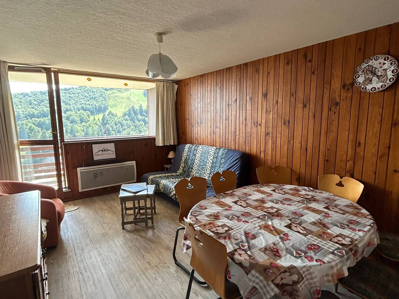 Entire apartment, Spacious Apartment at the Foot of the Slopes in Super Besse, Besse-et-Saint-Anastaise