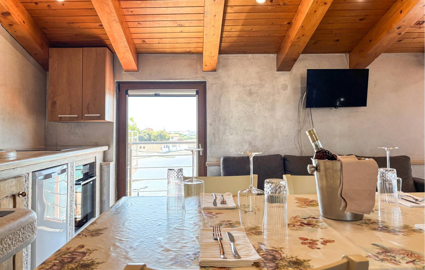 Appartement de vacances entier, Appartement confortable avec vue sur la mer, Wi-Fi et parking, à 500 m de la plage in Umag, Région d'Umag