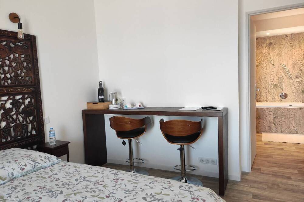 Chambre d'hôtes pour 2 à 4 pers. Salle de bain balnéo. Proche du Lac du Salagou. in Péret, Région de Béziers