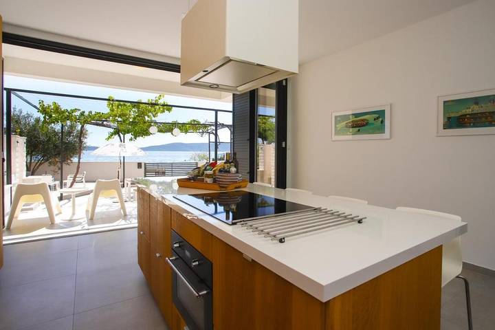 Villa pour 10 personnes, avec balcon ainsi que vue sur le lac et vue à Brodarica - 3