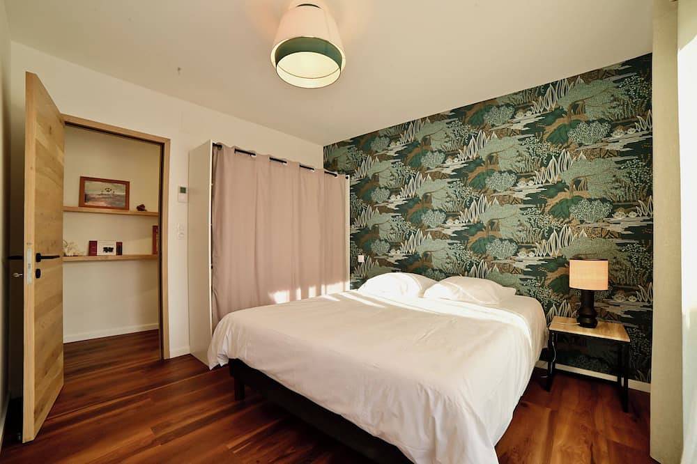 New house, heated pool, enclosed garden. Near historic center Périgueux in Périgueux, Périgord Blanc