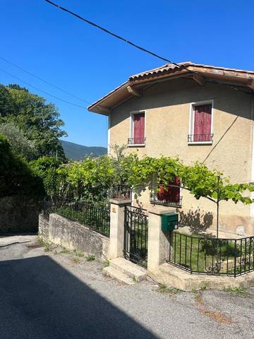 Gîte pour 7 personnes, avec terrasse et vue à Dieulefit