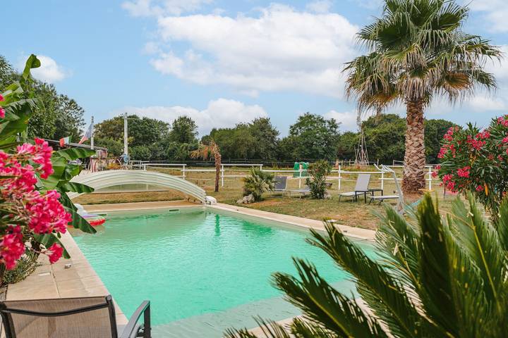 Charmant vakantiehuis bij Chambon met gedeeld zwembad, wifi en airconditioning in Chambon (Charente-Maritime), Rochefort en omgeving