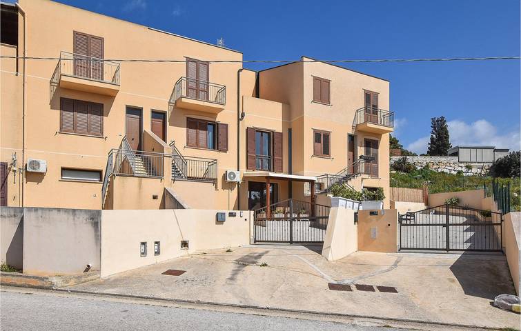 Entire holiday apartment, Cozy Beachside Apartment with Modern Amenities in Custonaci, Trapani Province