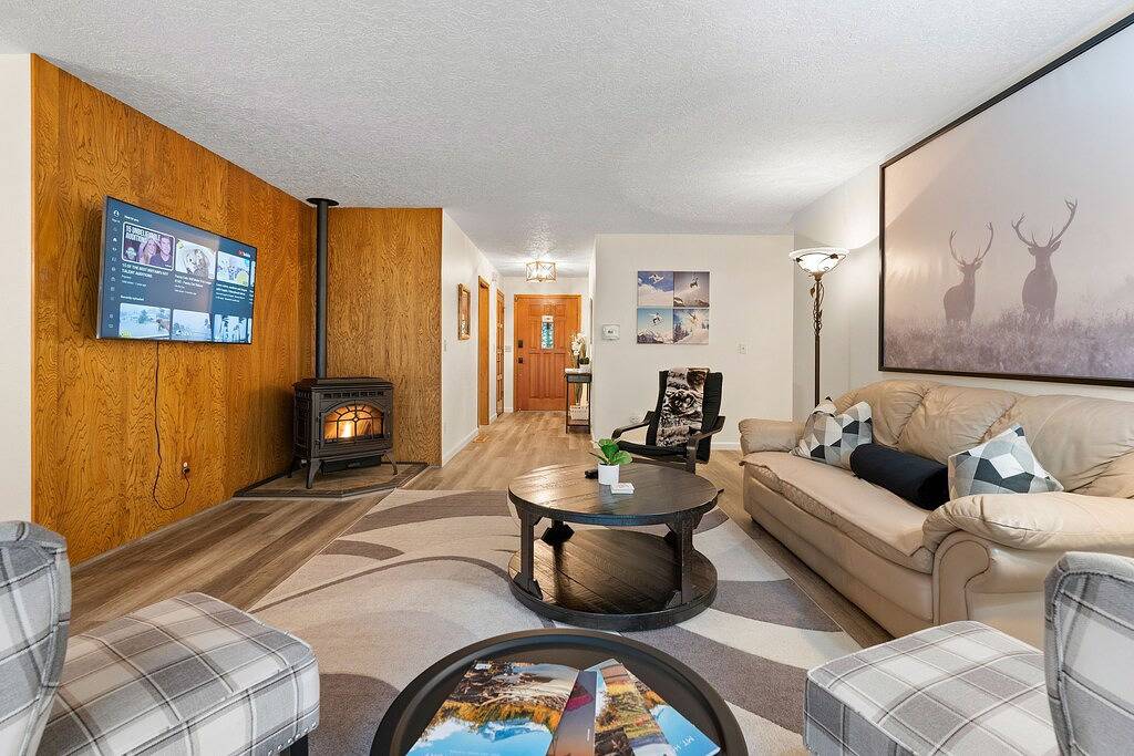 Feel at home in the mountains by a creek w/hot-tub in Welches, Mount Hood