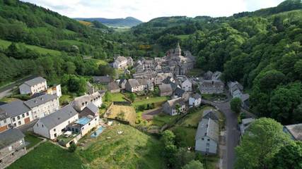 Gîte pour 5 personnes, avec jardin à Orcival (Puy-de-Dôme)