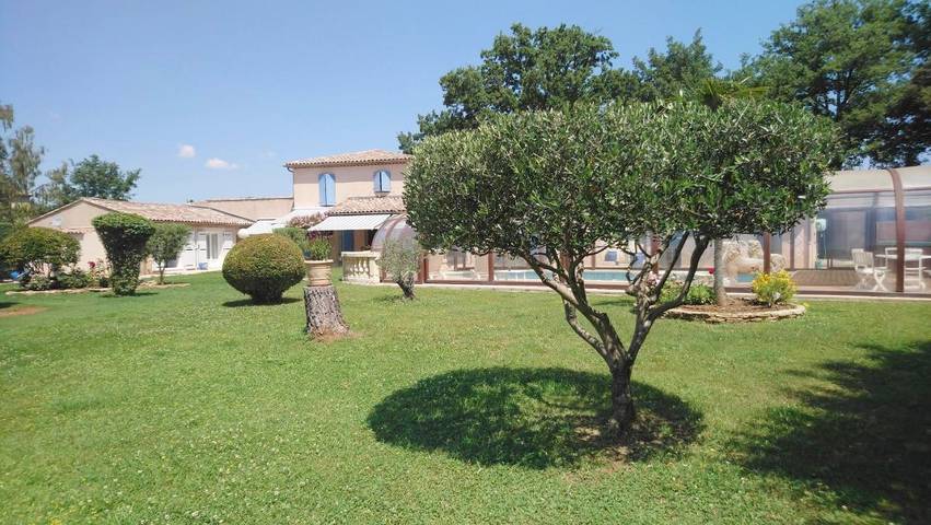 Location de vacances pour 2 personnes, avec jardin ainsi que piscine et vue à Nans-les-Pins - 4