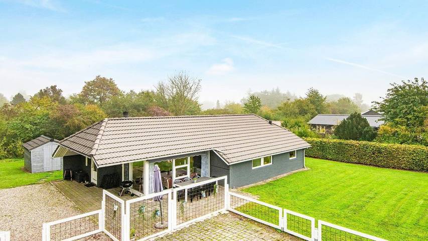 Ferienhaus für 9 Personen, mit Garten und Whirlpool sowie Sauna in Pøt Strandby