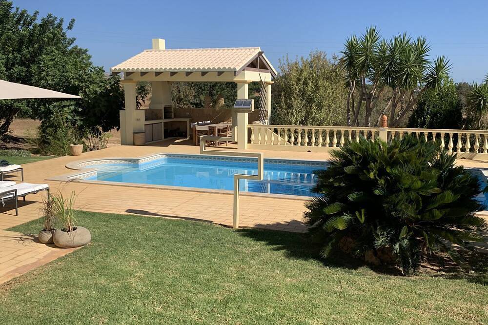 Freistehende, private Villa mit Pool in grosszügiger Gartenanlage, Wifi, Ac in Estoi, Faro