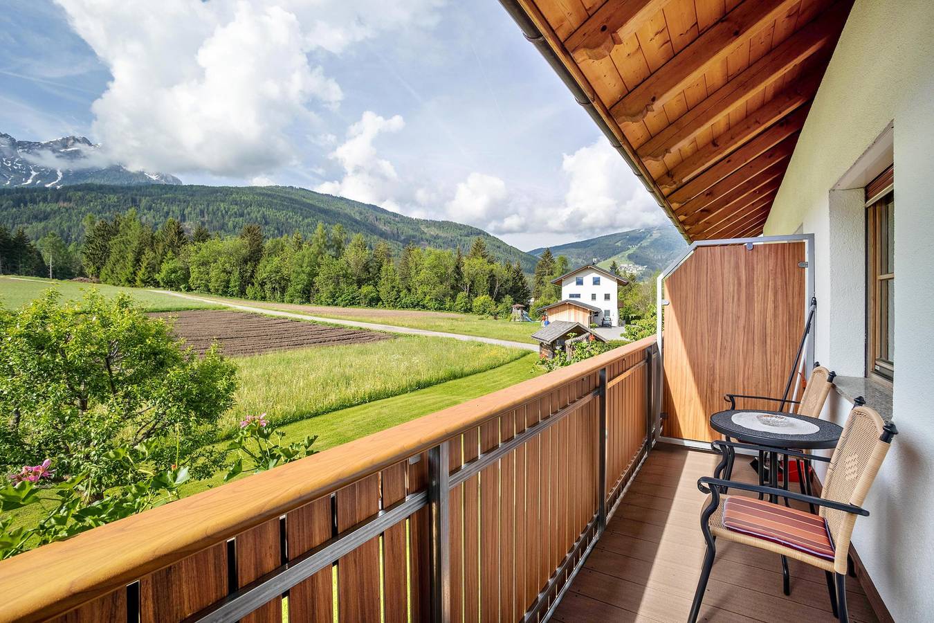 Entire apartment, Apartment '1' with Mountain View, Shared Garden and Wi-Fi in Mitterolang - Valdaora di Mezzo, Olang