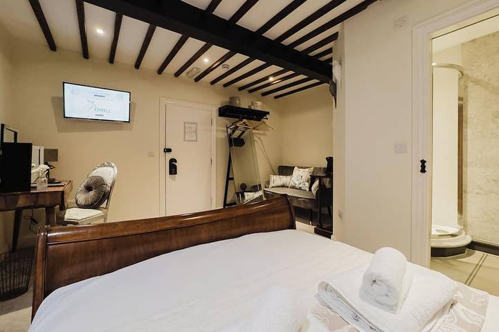 Experience boutique comfort above The Powell pub in Birchington. Stylish en-suite rooms, luxury touches, and a vibrant pub below—perfect for business, couples, or families. Book your coastal escape today! in Birchington, Kent
