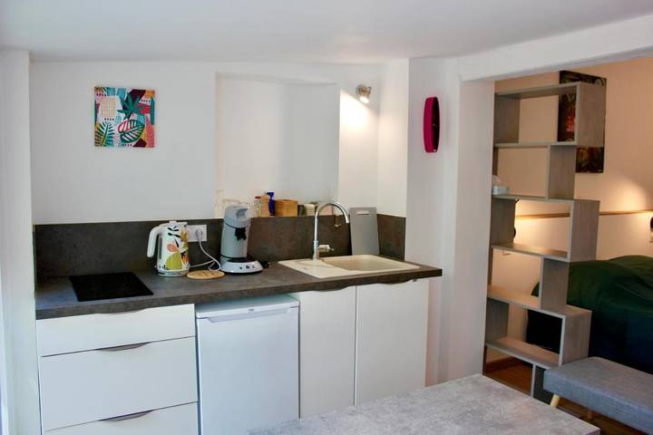 Gîte pour 2 personnes, avec terrasse et piscine ainsi que jardin et vue à Figanières - 4