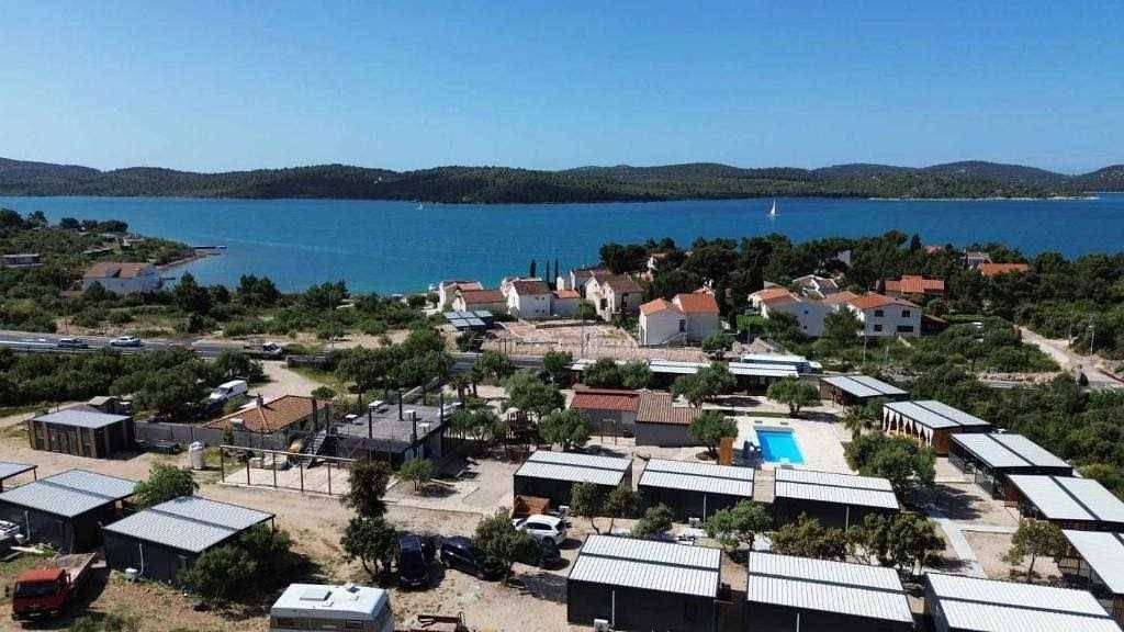 Mobilheim Maslina mit Pool in Strandnähe in Pirovac, Šibenik-Knin