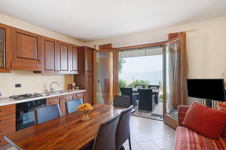 Entire apartment, Apartment 'Jessica' with Lake View, Wi-Fi and Air Conditioning in Torri del Benaco, Garda Mountains
