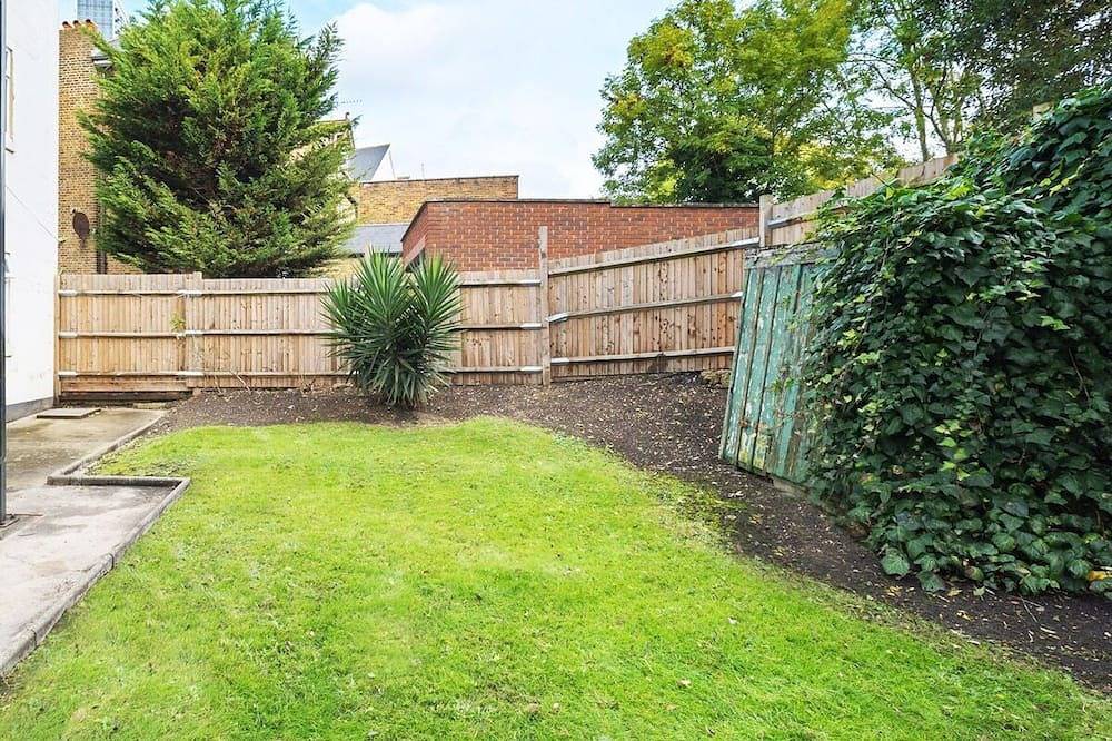Entire apartment, Guest Homes | Rosebank Gardens in Ealing, London