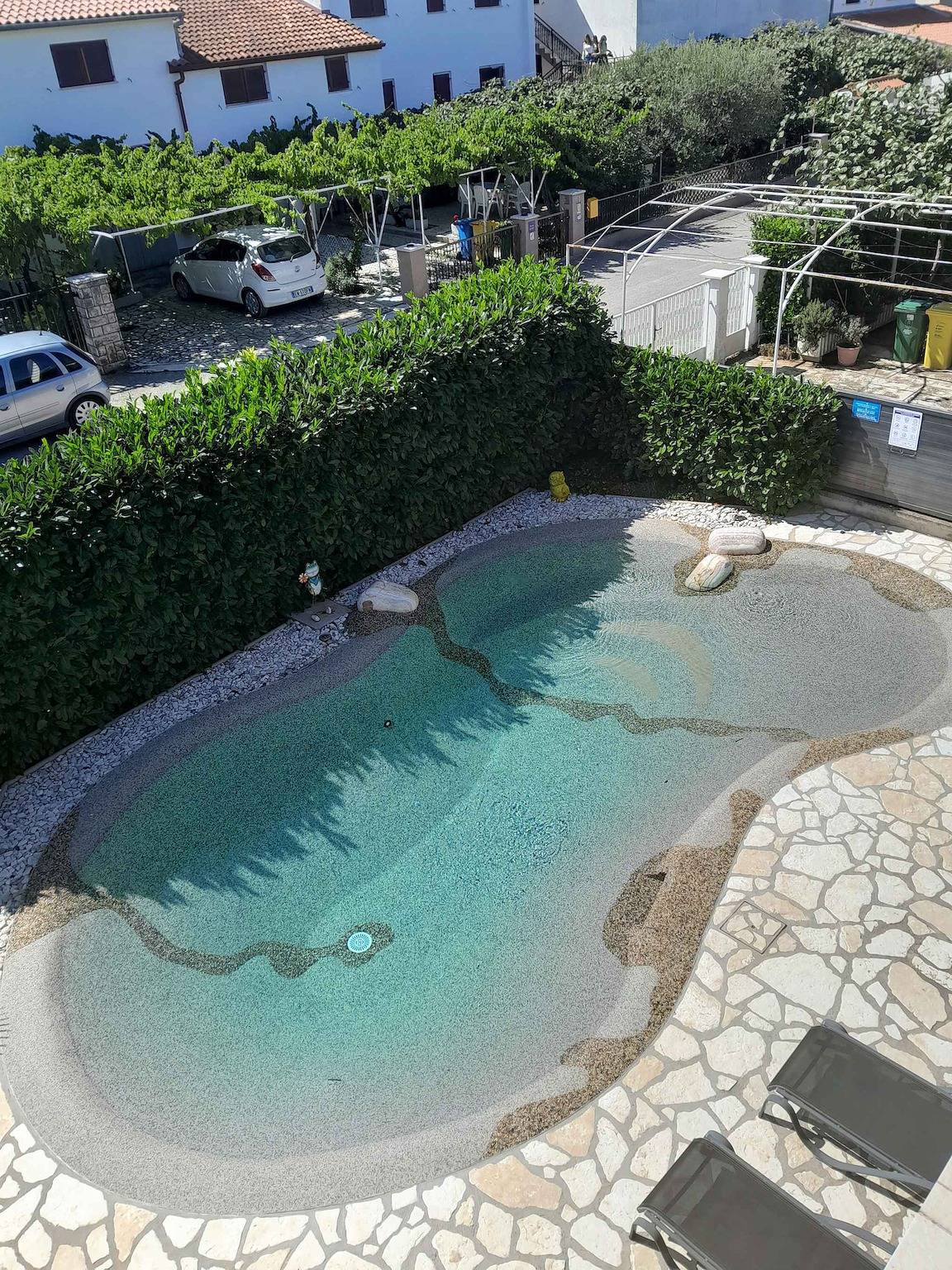 Ganze Ferienwohnung, Ferienwohnung mit Klimaanlage und Pool (chlorfreie Elektrolyse) exklusive nur für dieses Apartment in Valbandon, Südküste Istrien