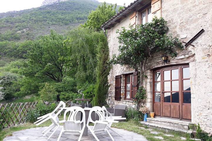 Gîte pour 6 personnes, avec terrasse à Eygluy-Escoulin