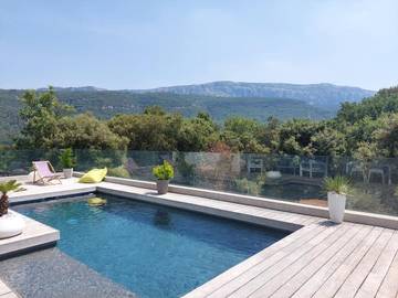 Chambre d’hôte pour 2 personnes, avec vue ainsi que jardin et piscine à Nans-les-Pins