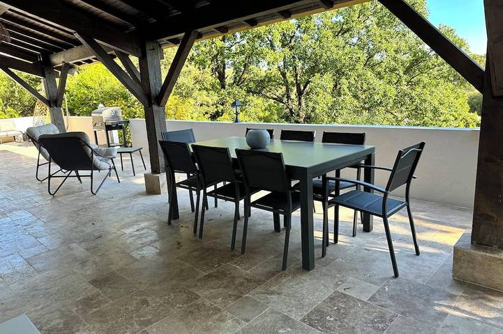 Location de vacances pour 8 personnes, avec piscine à Belcodène