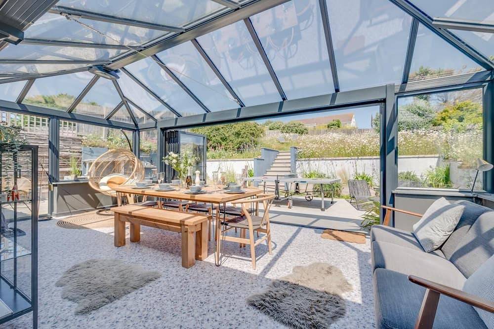Holiday Home for 8 People in Mawgan Porth, Cornwall