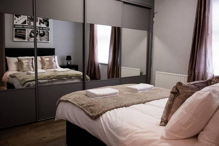 Holiday rental for 9 people, with Terrace and Garden in Stoke-on-Trent
