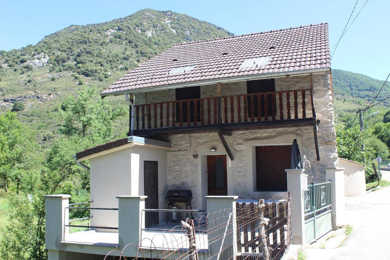 Maison de charme calme entourée de montagne in Ussat, Ariège