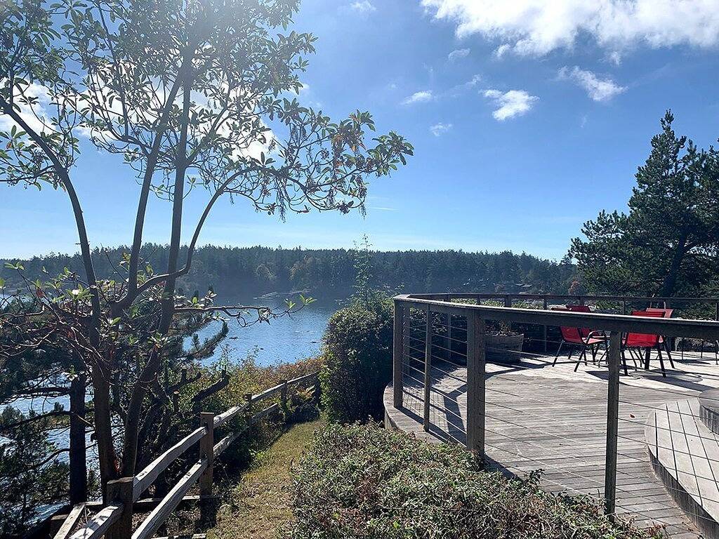 Waterfront Escape with Hot Tub in San Juan Island