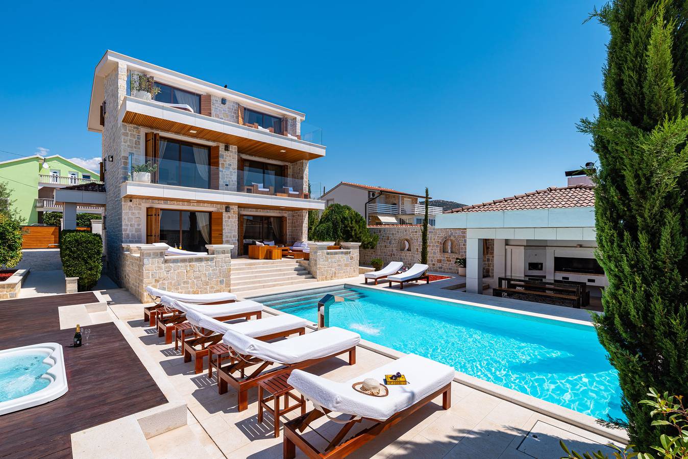 Villa Nena with heated pool, jacuzzi and sauna in Polača, Zadar