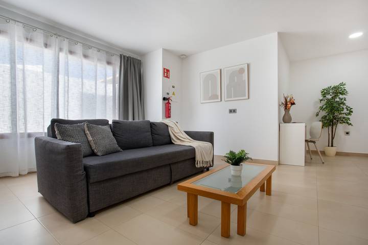 Apartamento entero, Apartamento de vacaciones "Eclipse" en Puerto del Rosario con vistas a la montaña, jacuzzi, Wi-Fi, aire acondicionado y terraza; aparcamiento disponible en la propiedad in Tesjuates, Puerto del Rosario