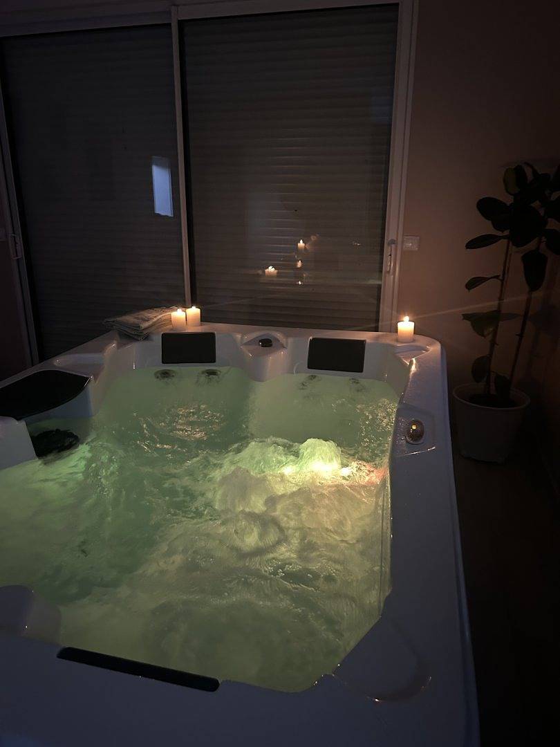 Lamaisoncvl - Suite privative avec Spa à 2.5 km de la mer in Denneville, Région de Coutances