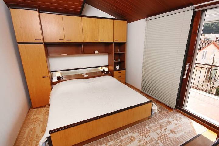 Ganze Wohnung, 3-Zimmer-Ferienwohnung mit Terrasse und Meerblick Podgora, Makarska in Podgora, Makarska Riviera