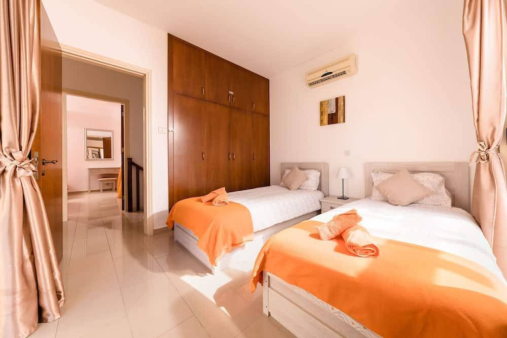 Coral Bay!Views! Two Bed Beautiful Villa, Pool, A.Con, Wifi,Nr Restaurants, Bars in Peyia, South Cyprus