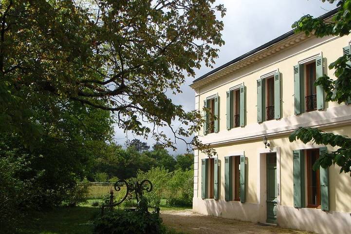 Location de vacances pour 12 personnes, avec Jacuzzi ainsi que Terrasse et Jardin à Saucats (Gironde)