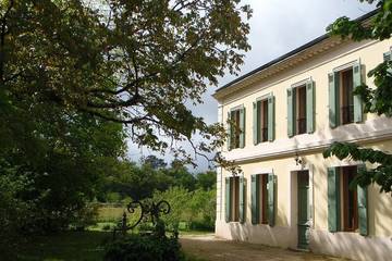 Gîte pour 12 personnes, avec jardin ainsi que terrasse et jacuzzi à Saucats (Gironde)