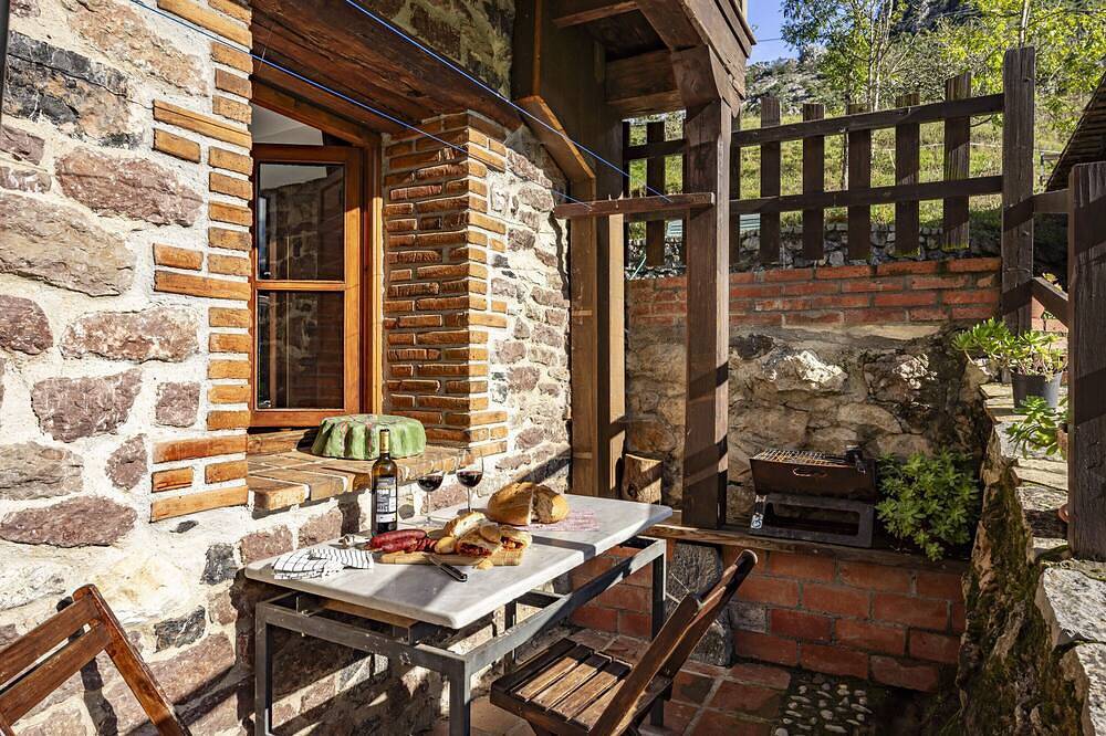 Cabaña de lujo con bañera de hidromasaje junto al río Sella y los Picos de Europa in Precendi, Amieva