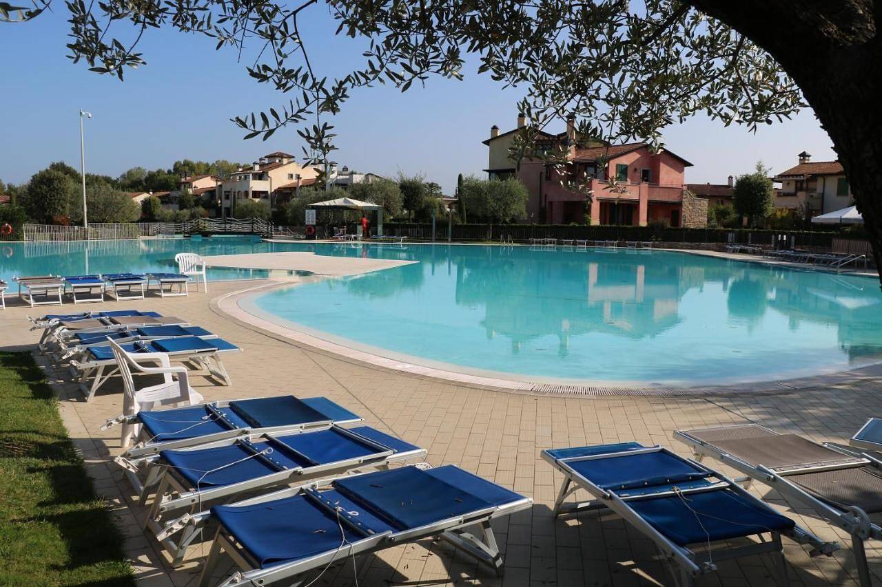 Ganze Wohnung, Ferienwohnung Maloma mit Terrasse, Gemeinschaftspool und Wlan in Peschiera del Garda, Gardasee-Berge