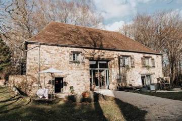 Location de vacances pour 8 personnes, avec jardin à Jumilhac-le-Grand