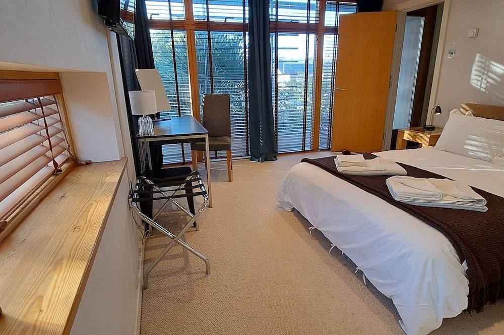 South House offers high comfort self-catering accommodation for up to 6 people, in Winchester, South Downs