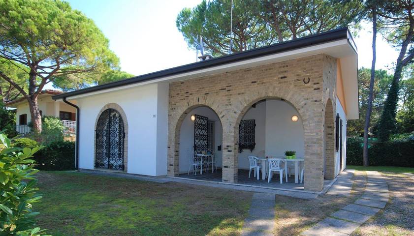 Villa für 8 Personen, mit Balkon/Terrasse und Garten sowie Ausblick in Lignano Sabbiadoro