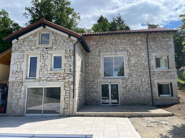 Gite authentique au coeur de Blavozy avec piscine privée, jacuzzi et terrain de pétanque in Blavozy, Haute-Loire