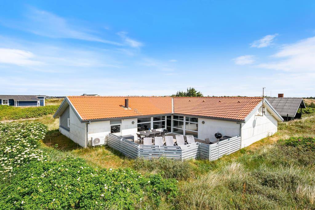 Holiday home for 10 with swimming pool, sauna, hot tub & Ev charging in Bjerregård, Holmsland Klit