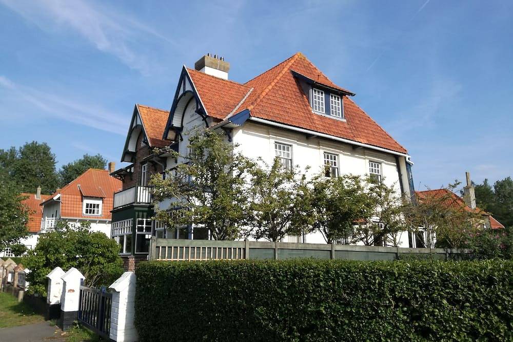 Typisches belgisches Küstenhäuschen Meernähe mit privatem Parkplatz. in Koksijde-Bad, Koksijde