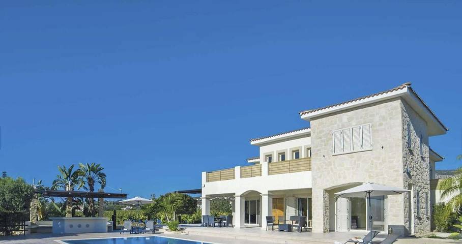 Casa de vacaciones para 10 personas, con vistas además de piscina y jardín en Peyia