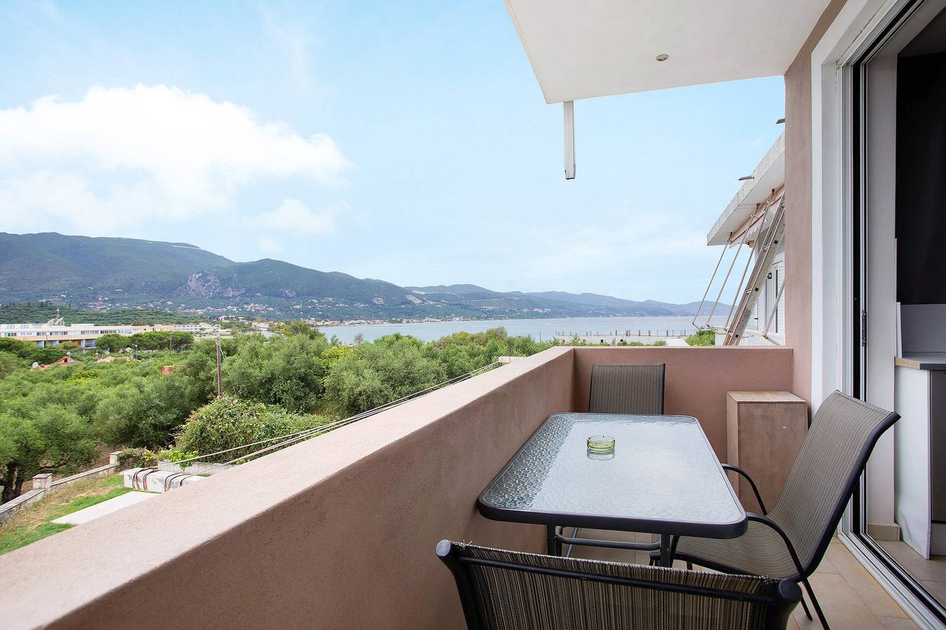 Entire studio, Studio apartment "Villa Dionysia A3" close to the Beach with Shared Pool in Alykanas, Alykes