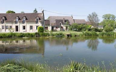 Hôtel pour 3 personnes, avec jardin ainsi que vue et terrasse à Saint-Fargeau